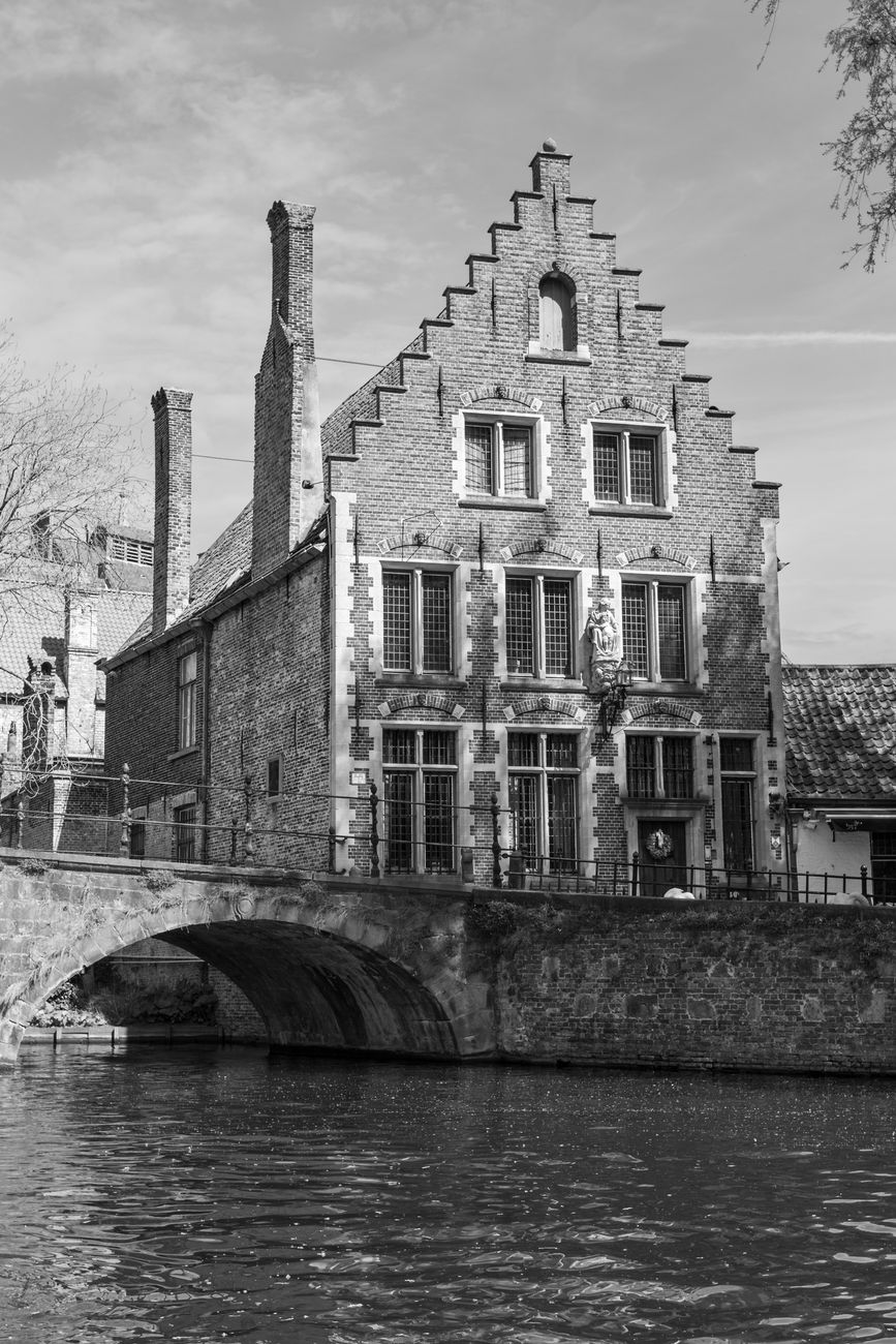 Schilderachtige Brugge gracht met middeleeuwse huizen in het zonlicht