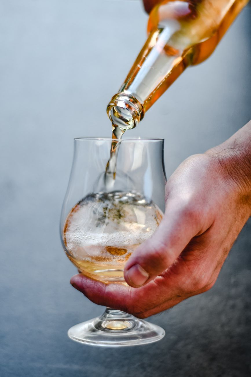 Traditionele bierproeverij in een Belgische kelderbrouwerij